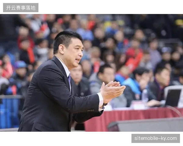 主教练卢伟成功改造上海队战术打法，从依赖外援转向内外结合的团队篮球